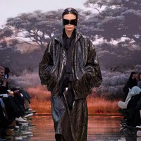 Apa arti kemewahan sesungguhnya? Pertanyaan tersebut berkecamuk di benak Demna, desainer Balenciaga. Ia kemudian mencoba menjawabnya di koleksi Winter 2024 yang sekali lagi mendisrupsi dunia maya. Inilah koleksi terbaru Balenciaga Winter 2024 di Paris Fashion Week 2024, Minggu [4/3/2024].  Foto: Dok. Balenciaga.