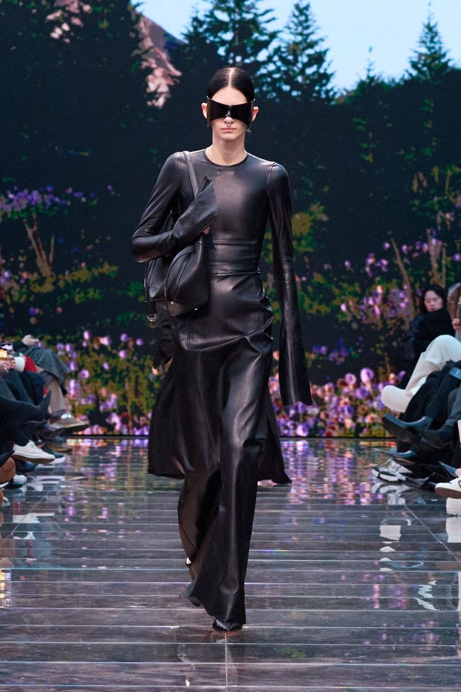 Apa arti kemewahan sesungguhnya? Pertanyaan tersebut berkecamuk di benak Demna, desainer Balenciaga. Ia kemudian mencoba menjawabnya di koleksi Winter 2024 yang sekali lagi mendisrupsi dunia maya. Inilah koleksi terbaru Balenciaga Winter 2024 di Paris Fashion Week 2024, Minggu [4/3/2024]. Foto: Dok. Balenciaga.