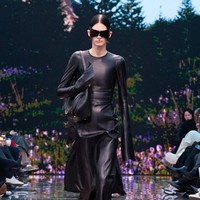 Apa arti kemewahan sesungguhnya? Pertanyaan tersebut berkecamuk di benak Demna, desainer Balenciaga. Ia kemudian mencoba menjawabnya di koleksi Winter 2024 yang sekali lagi mendisrupsi dunia maya. Inilah koleksi terbaru Balenciaga Winter 2024 di Paris Fashion Week 2024, Minggu [4/3/2024]. Foto: Dok. Balenciaga.