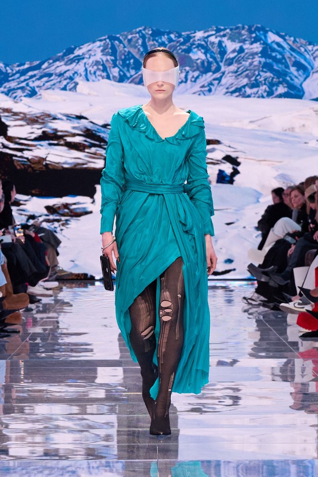 Apa arti kemewahan sesungguhnya? Pertanyaan tersebut berkecamuk di benak Demna, desainer Balenciaga. Ia kemudian mencoba menjawabnya di koleksi Winter 2024 yang sekali lagi mendisrupsi dunia maya. Inilah koleksi terbaru Balenciaga Winter 2024 di Paris Fashion Week 2024, Minggu [4/3/2024].  Foto: Dok. Balenciaga.