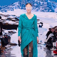 Apa arti kemewahan sesungguhnya? Pertanyaan tersebut berkecamuk di benak Demna, desainer Balenciaga. Ia kemudian mencoba menjawabnya di koleksi Winter 2024 yang sekali lagi mendisrupsi dunia maya. Inilah koleksi terbaru Balenciaga Winter 2024 di Paris Fashion Week 2024, Minggu [4/3/2024].  Foto: Dok. Balenciaga.