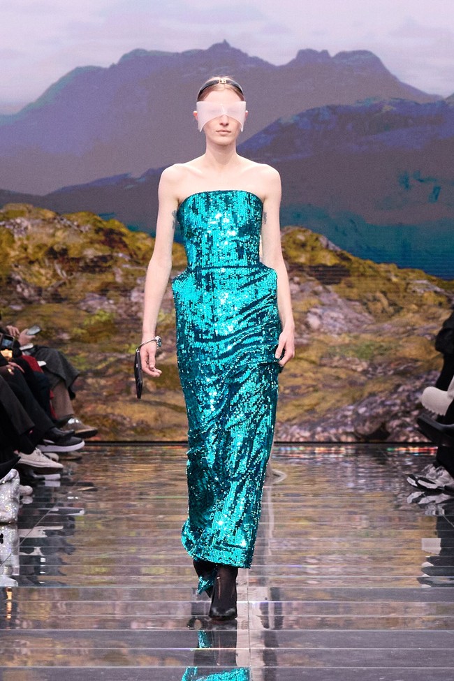 Apa arti kemewahan sesungguhnya? Pertanyaan tersebut berkecamuk di benak Demna, desainer Balenciaga. Ia kemudian mencoba menjawabnya di koleksi Winter 2024 yang sekali lagi mendisrupsi dunia maya. Inilah koleksi terbaru Balenciaga Winter 2024 di Paris Fashion Week 2024, Minggu [4/3/2024]. Foto: Dok. Balenciaga.