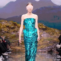 Apa arti kemewahan sesungguhnya? Pertanyaan tersebut berkecamuk di benak Demna, desainer Balenciaga. Ia kemudian mencoba menjawabnya di koleksi Winter 2024 yang sekali lagi mendisrupsi dunia maya. Inilah koleksi terbaru Balenciaga Winter 2024 di Paris Fashion Week 2024, Minggu [4/3/2024]. Foto: Dok. Balenciaga.