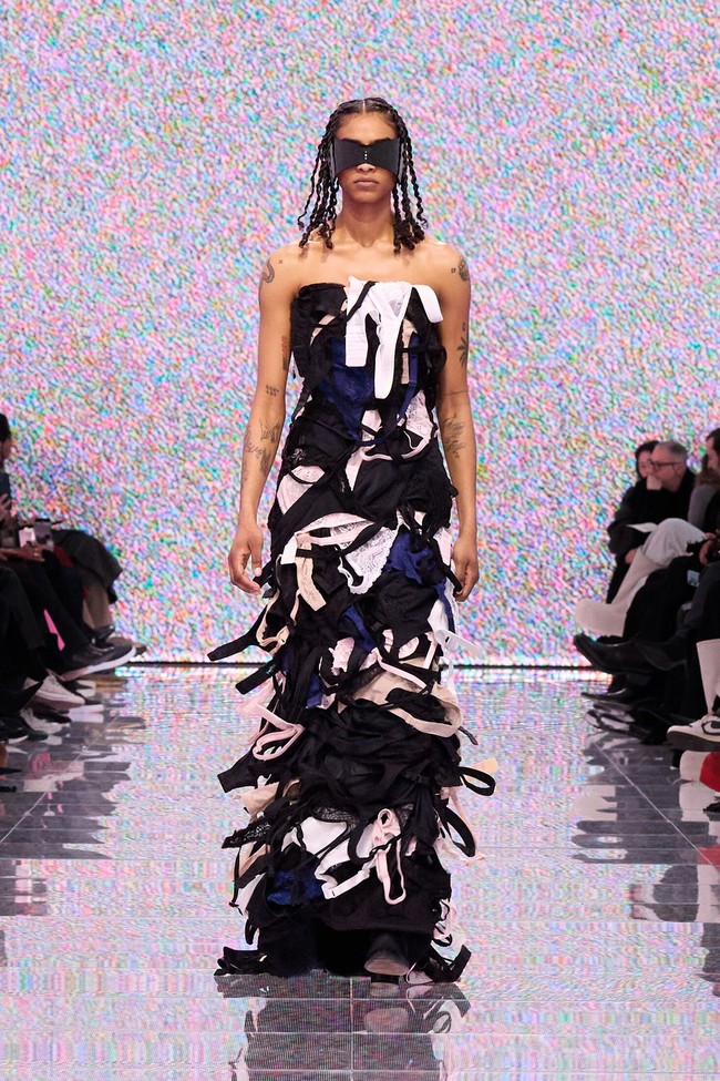 Apa arti kemewahan sesungguhnya? Pertanyaan tersebut berkecamuk di benak Demna, desainer Balenciaga. Ia kemudian mencoba menjawabnya di koleksi Winter 2024 yang sekali lagi mendisrupsi dunia maya. Inilah koleksi terbaru Balenciaga Winter 2024 di Paris Fashion Week 2024, Minggu [4/3/2024]. Foto: Dok. Balenciaga.