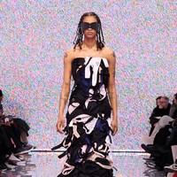 Apa arti kemewahan sesungguhnya? Pertanyaan tersebut berkecamuk di benak Demna, desainer Balenciaga. Ia kemudian mencoba menjawabnya di koleksi Winter 2024 yang sekali lagi mendisrupsi dunia maya. Inilah koleksi terbaru Balenciaga Winter 2024 di Paris Fashion Week 2024, Minggu [4/3/2024]. Foto: Dok. Balenciaga.