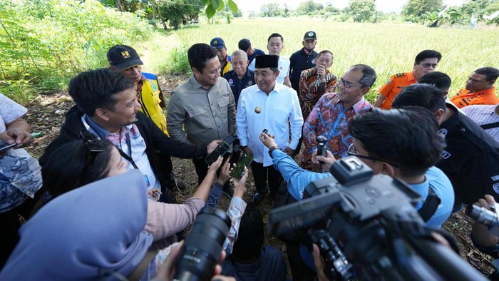 Konferensi pers usai peninjauan lokasi pembangunan Stadion Sudiang Makassar.