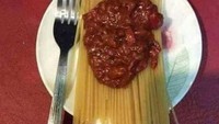 Mau masak spaghetti tapi malas menyalakan kompor. Netizen yang satu ini dengan asal menuangkan saus bolognese kaleng, di atas pasta kering yang masih mentah. Foto: Pool/Site