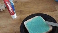 Kalau yang satu ini sedikit esktrem, bukannya pakai selai atau mentega, netizen ini malah oleskan pasta gigi di atas roti tawarnya.Foto: Pool/Site