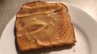 Sekilas mirip seperti roti isi selai kacang, tapi ternyata roti panggang ini diolesi oleh sisa saus chicken nugget yang asam manis. Foto: Pool/Site