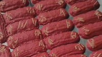 Jika kue lidah kucing dasarnya berwarna kekuningan, netizen ini berkreasi dengan warna merah. Ia juga menambahkan keju parut, sayangnya kue ini gagal. Foto: TikTok