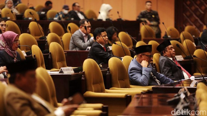 La Nyalla Pimpin Paripurna Penutupan Masa Sidang DPD DPD menggelar rapat paripurna penutupan masa sidang IV tahun 2023/2024. Rapat paripurna dipimpin oleh Ketua DPD La Nyalla Mattalitti.