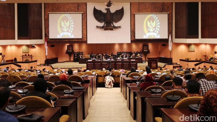 DPD menggelar rapat paripurna penutupan masa sidang IV tahun 2023/2024. Rapat paripurna dipimpin oleh Ketua DPD La Nyalla Mattalitti.