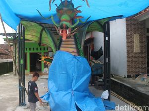 Persiapan Malam Takbiran, Warga Kutuk Kudus Bikin Ogoh-ogoh untuk Pawai