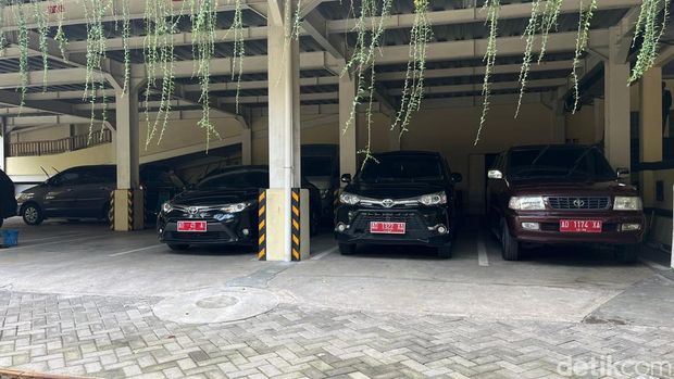 Deretan mobil dinas yang teparkir di lingkungan Pemerintah Kota Solo, Jumat (5/4/2024).