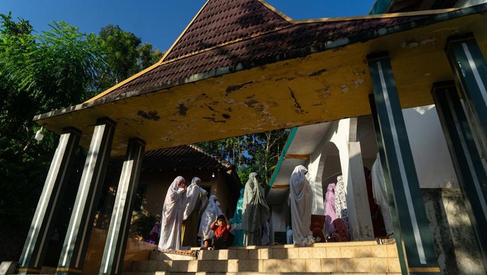 Umat muslim jamaah Masjid Aolia melaksanakan ibadah Shalat Idul Fitri di Giriharjo, Panggang, Gunung Kidul, D.I Yogyakarta, Jumat (5/4/2024). Jamaah Masjid Aolia menetapkan jatuhnya 1 Syawal 1445 H pada Jumat (5/4/2024) didasari petunjuk dari pimpinan jamaah Masjid Aolia, KH Raden Ibnu Hajar Sholeh atau yang biasa dikenal dengan nama Mbah Benu. ANTARA FOTO/Andreas Fitri Atmoko/agr/aww.