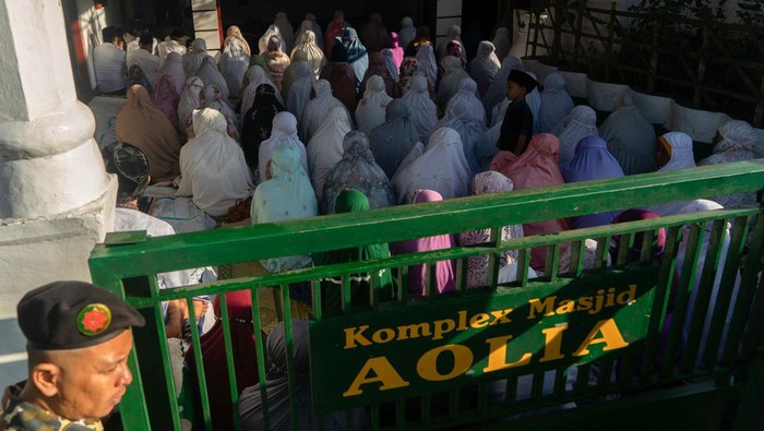 Umat muslim jamaah Masjid Aolia melaksanakan ibadah Shalat Idul Fitri di Giriharjo, Panggang, Gunung Kidul, D.I Yogyakarta, Jumat (5/4/2024). Jamaah Masjid Aolia menetapkan jatuhnya 1 Syawal 1445 H pada Jumat (5/4/2024) didasari petunjuk dari pimpinan jamaah Masjid Aolia, KH Raden Ibnu Hajar Sholeh atau yang biasa dikenal dengan nama Mbah Benu. ANTARA FOTO/Andreas Fitri Atmoko/agr/aww.