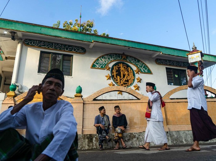 Umat muslim jamaah Masjid Aolia melaksanakan ibadah Shalat Idul Fitri di Giriharjo, Panggang, Gunung Kidul, D.I Yogyakarta, Jumat (5/4/2024). Jamaah Masjid Aolia menetapkan jatuhnya 1 Syawal 1445 H pada Jumat (5/4/2024) didasari petunjuk dari pimpinan jamaah Masjid Aolia, KH Raden Ibnu Hajar Sholeh atau yang biasa dikenal dengan nama Mbah Benu. ANTARA FOTO/Andreas Fitri Atmoko/agr/aww.