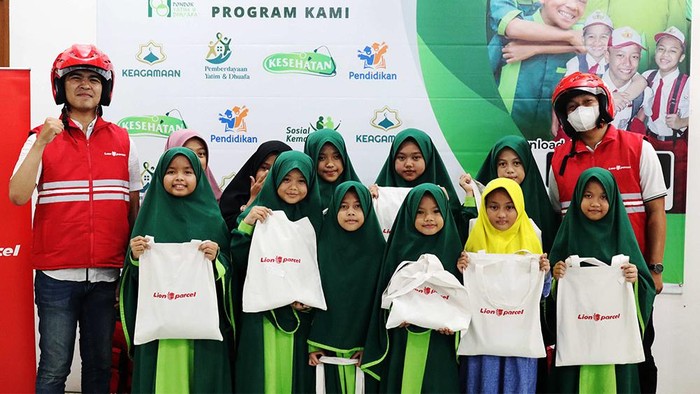 Lion Parcel menggelar kegiatan Corporate Social Responsibility (CSR) dengan buka puasa bersama dan santunan kepada anak yatim & dhuafa pada Kamis (4/4).