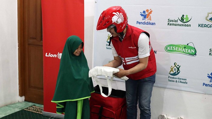Lion Parcel menggelar kegiatan Corporate Social Responsibility (CSR) dengan buka puasa bersama dan santunan kepada anak yatim & dhuafa pada Kamis (4/4).