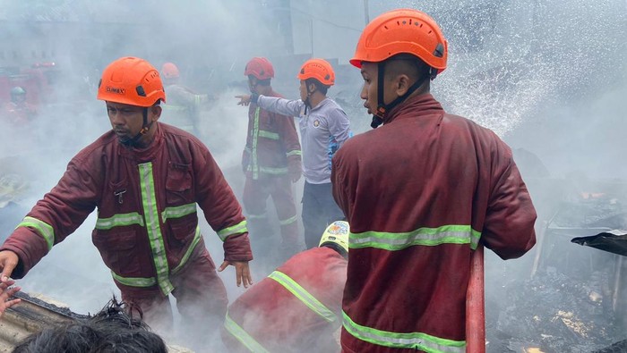 Lokasi terbakar dan korban di evakuasi.