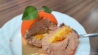 Kami memilih menu Citrus Chocolate (Rp 60.000). Assorted cake ini berbentuk buah jeruk dengan warna yang oranye cantik. Bagian dalamnya berupa mousse cokelat dan pasta jeruk. Foto: detikFood/Yenny Mustika Sari