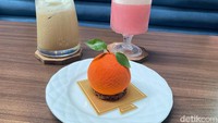 Mama Amy Brunch & Dinner ini juga memiliki beragam pilihan assorted cake. Tampilan berbagai macam assorted cake ini sangat cantik dan menggemaskan.  Foto: detikFood/Yenny Mustika Sari