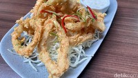 Calamari Rayyanza (Rp 70.000) bisa dipesan untuk camilan maupun lauk makan tengah. Irisan calamrinya cukup besar dan tebal, disajikan bersama saus tartar yang asam segar. Foto: detikFood/Yenny Mustika Sari
