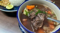 Sop Iga Mama Amy itu seporsinya berisikan potongan daging iga yang cukup besar. Selain itu, ada beberapa potongan wortel, kentang, dan tomat. Foto: detikFood/Yenny Mustika Sari
