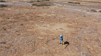 Pemandangan drone menunjukkan anggota organisasi Denmark DRS mencari ranjau sisa-sia perang Irak-Iran, di gurun di wilayah perbatasan Shatt al-Arab dengan Iran, di Basra, Irak 2 April 2024.