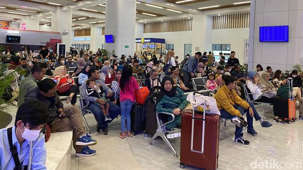 Memasuki H-5 Lebaran 2024/1445 H, Stasiun Kereta Cepat Whoosh di Halim Perdanakusuma, Jakarta Timur, mulai dipadati penumpang. (Tina S/detikcom)