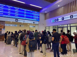 H-5 Lebaran, Penumpang Mulai Padati Stasiun Kereta Cepat Whoosh Halim
