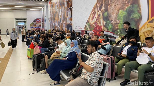 Memasuki H-5 Lebaran 2024/1445 H, Stasiun Kereta Cepat Whoosh di Halim Perdanakusuma, Jakarta Timur, mulai dipadati penumpang. (Tina S/detikcom)