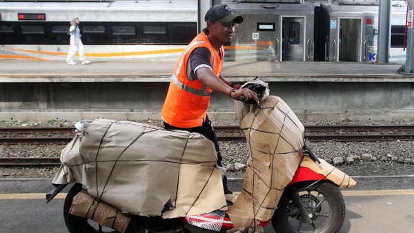 Lebaran Sebentar Lagi, Makin Banyak Motor yang Naik Kereta Api!