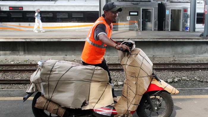 Menjelang Lebaran, Pengiriman Paket Motor Meningkat Pekerja menata paket sepeda motor di Stasiun Malang, Jawa Timur, Jumat (5/4/2024). Pengusaha jasa layanan paket setempat menyebutkan permintaan pengiriman sepeda motor melalui kereta api menjelang lebaran meningkat dua kali lipat yakni dari 20 unit menjadi 40 unit per hari terutama dengan tujuan kota Bandung dan Jakarta. ANTARA FOTO/Ari Bowo Sucipto/foc.