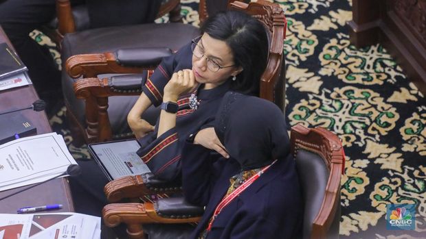Menteri Keuangan Sri Mulyani saat menghadiri sidang lanjutan sengketa Perselisihan Hasil Pemilihan Umum (PHPU) 2024 di gedung Mahkamah Konstitusi (MK), Jakarta, Jumat (5/4/2024). (CNBC Indonesia/Faisal Rahman)