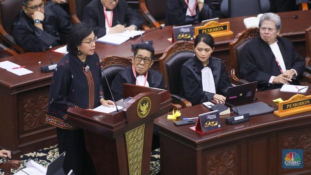 Menteri Keuangan Sri Mulyani saat menghadiri sidang lanjutan sengketa Perselisihan Hasil Pemilihan Umum (PHPU) 2024 di gedung Mahkamah Konstitusi (MK), Jakarta, Jumat (5/4/2024). (CNBC Indonesia/Faisal Rahman)