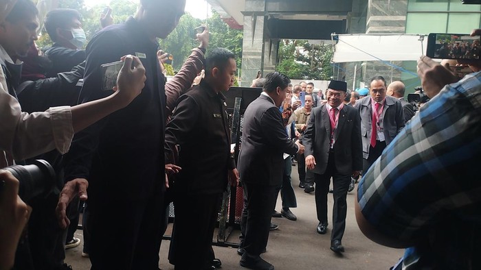 Menteri Koordinator Bidang Pembangunan Manusia dan Kebudayaan Muhadjir Effendy tiba di Mahkamah Konstitusi. (Belia-detikcom)