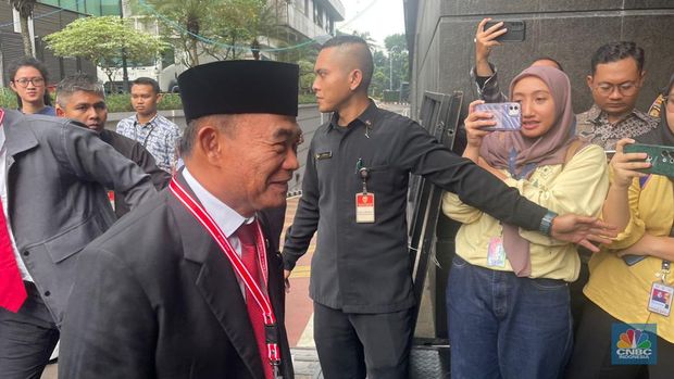Menteri Koordinator Pembangunan Manusia dan Kebudayaan (Menko PMK) Muhadjir Effendy saat menghadiri sidang lanjutan sengketa Perselisihan Hasil Pemilihan Umum (PHPU) 2024 di gedung Mahkamah Konstitusi (MK), Jakarta, Jumat (5/4/2024). (CNBC Indonesia/Rosseno Aji Nugroho)