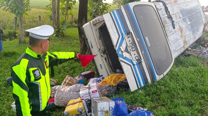 Minibus yang teguling akibat diseruduk mobil lain di Tol Cipali, Jumat (6/4/2024).