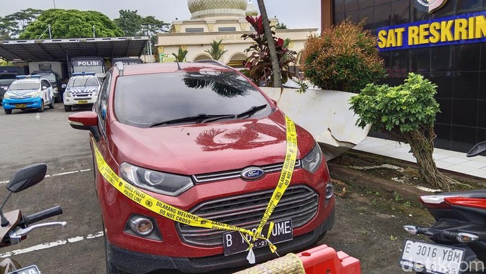 Mobil Ford tempat mayat pria dengan leher nyaris terputus ditemukan