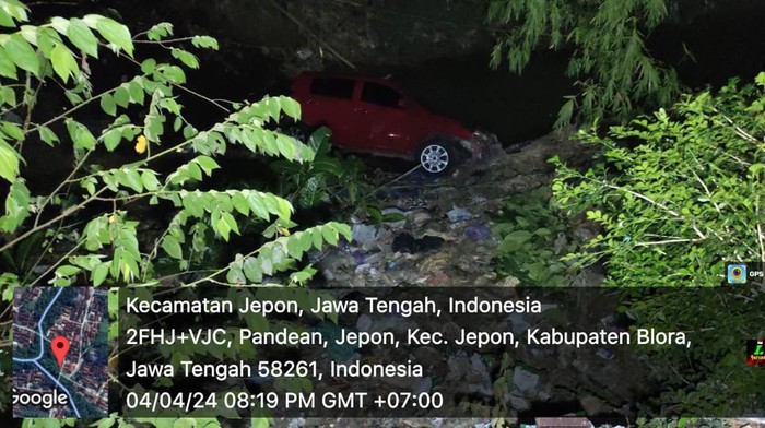 Petugas tampak mengevakuasi mobil terperosok ke dalam sungai di Jepon Blora, Kamis (4/4/2024).