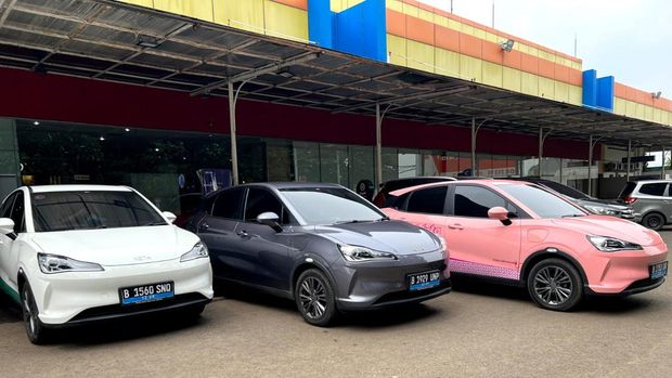Mobil listrik Neta V di Bandara Halim.