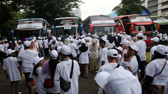 Momen Dirut Bulog Lepas Keberangkatan Ratusan Pemudik Direktur Utama Perum Bulog Bayu Krisnamurthi melepas peserta Mudik Gratis bersama BUMN di halaman parkiran Perum Bulog, Jakarta, Jumat (5/4/2024).