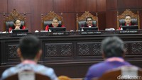 Hakim MK, Arief Hidayat, mulanya menyinggung sanksi kepada anggota KPU berupa peringatan keras. Ia mendalami putusan yang diberi DKPP.