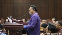 Ketua DKPP Heddy Lugito menjawab pertanyaan dari Hakim Mahkamah Konstitusi di Gedung MK, Jakarta, Jumat, (5/4/2023).