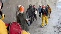Pada Kamis pagi, tim penyelamat menemukan 59 orang terjebak di terowongan dekat Taman Taroko, sebuah geopark terkenal yang menampilkan pemandangan ngarai marmer. Hualien County Fire Department/REUTERS  