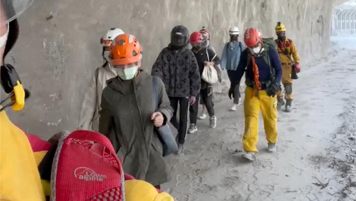 Momen Penyelamatan Korban Terdampak Gempa Taiwan Rescue workers evacuate people who were stranded in the tunnel at the Taroko National Park, Hualien, Taiwan, in this screengrab taken from a video released on April 4, 2024. Hualien County Fire Department/Handout via REUTERS THIS IMAGE HAS BEEN SUPPLIED BY A THIRD PARTY. NO RESALES. NO ARCHIVES. MANDATORY CREDIT.