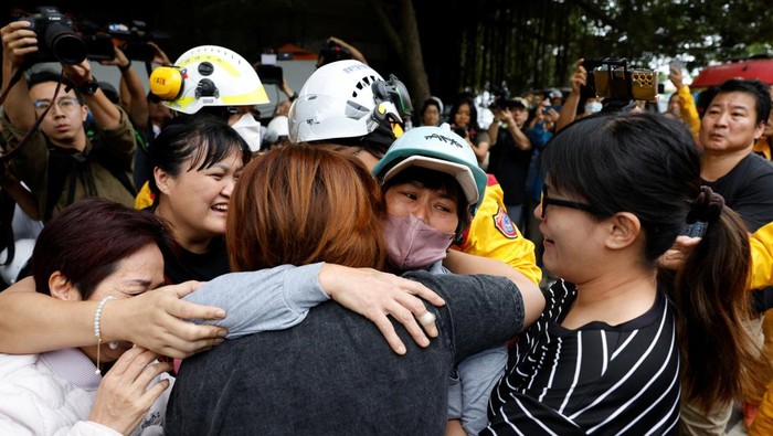 Momen Penyelamatan Korban Terdampak Gempa Taiwan A man gets assisted by emergency personnel after being rescued, following the earthquake, in Hualien, Taiwan April 5, 2024. REUTERS/Tyrone Siu