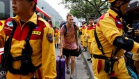 Di sepanjang jalan dekat lokasi pemandangan Taman Taroko, dampak gempa terlihat jelas dengan tanah longsor dan batu-batu berjatuhan serta puing-puing berserakan di kaki gunung. REUTERS/Tyrone Siu  