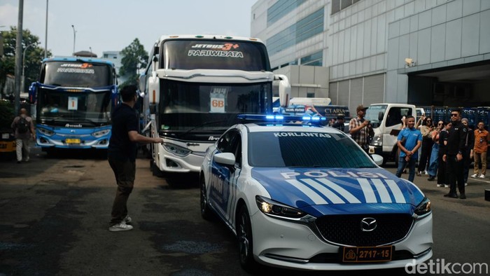 Mudik Asyik Transmedia Berangkatkan 531 Peserta Mudik Asyik Transmedia kembali digelar. Sebanyak 531 orang diberangkatkan ke kampung halaman dengan 12 bus.